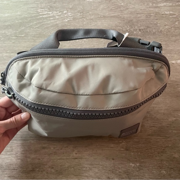 NWT Lululemon All Day Essentials Belt Bag 2.5L in Silver Drop/Asphalt Grey - Picture 3 of 13